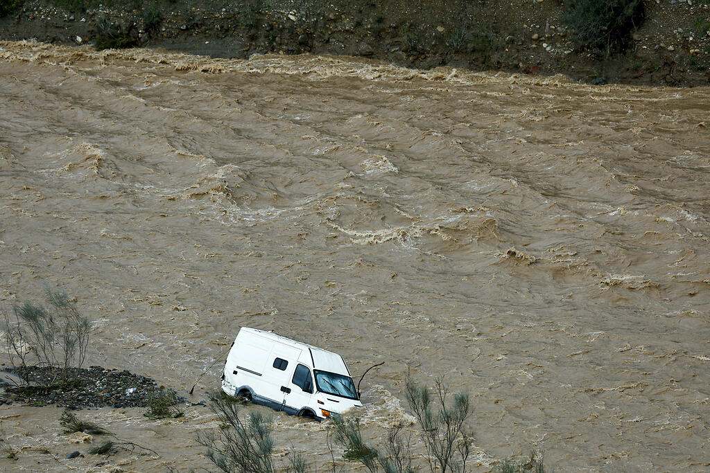 Impactantes imágenes de la devastadora borrasca Laurence en Andalucía: ríos desbordados y carreteras cortadas