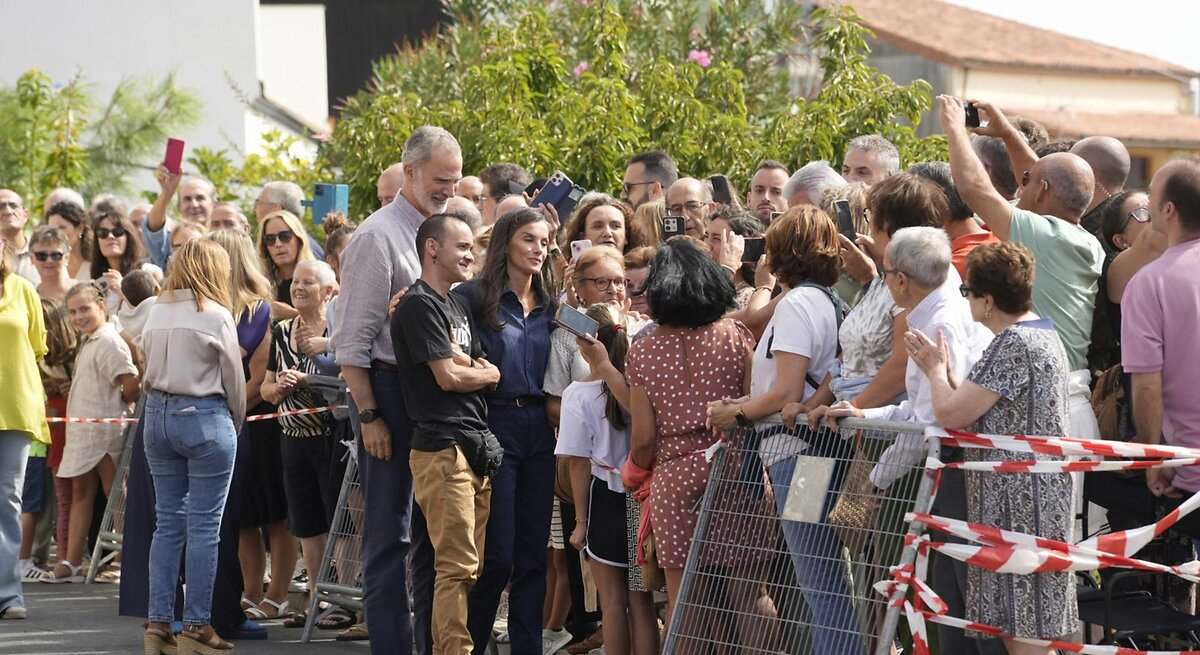Los Reyes llegan a Extremadura para mostrar su apoyo a los afectados por los incendios: la Reina se interesa por un perrito recién nacido llamado Fuego