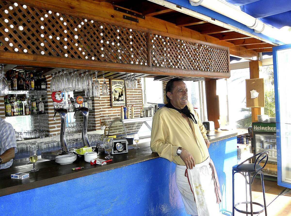 El expolítico trabajando en su restaurante de Marbella