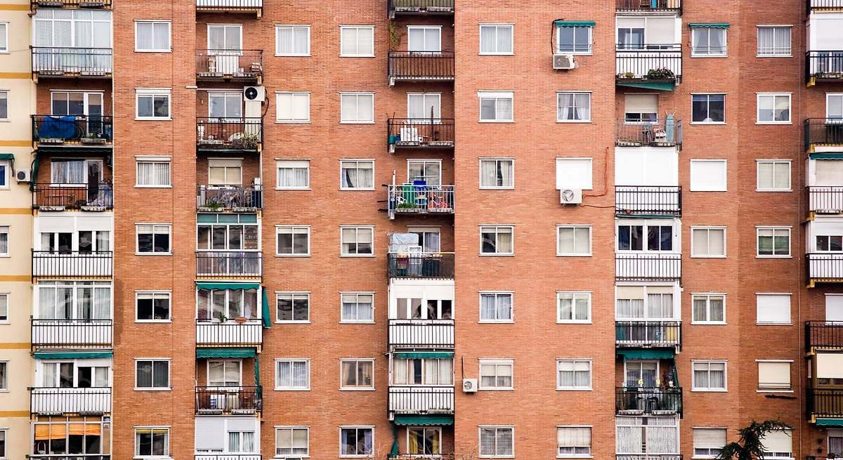 Se insta a los hogares españoles a cerrar cortinas y persianas a partir de este día: los avisos se extienden a diferentes regiones