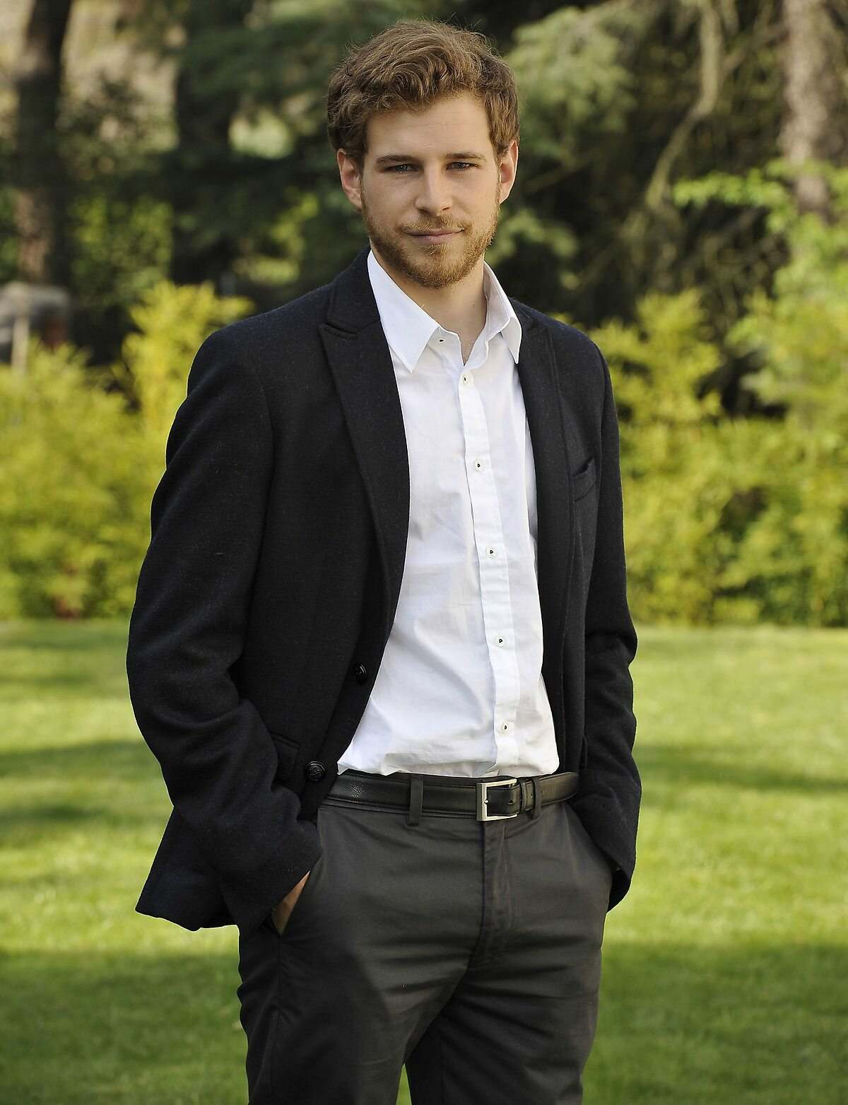 Álvaro Cervantes, uno de los protagonistas de la miniserie <i>Hermanos</i>