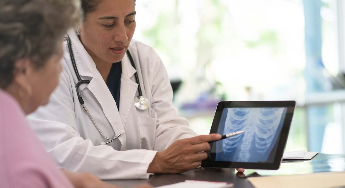 Osteoporosis: esta es la edad a la que deberías hacerte la primera prueba para prevenir la enfermedad