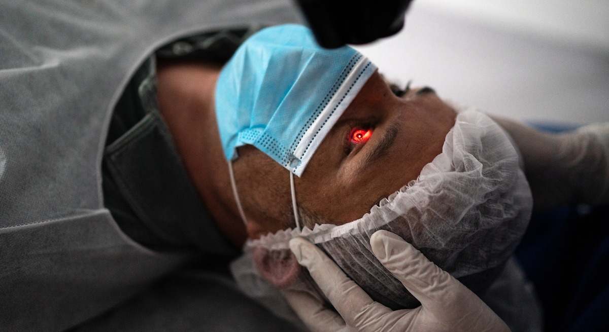 Adiós a gafas y lentillas: una nueva técnica sin láseres realiza cirugías oculares por minuto con resultados sorprendentes