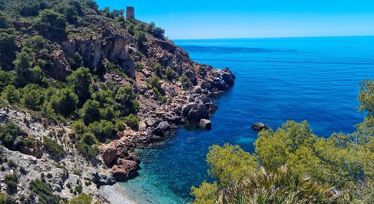 Vista aérea de los acantilados de Maro, vista del Mediterráneo