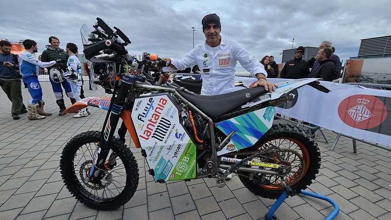 El piloto gallego junto a la moto transformada para disputar este Dakar para vehículos alternativos.