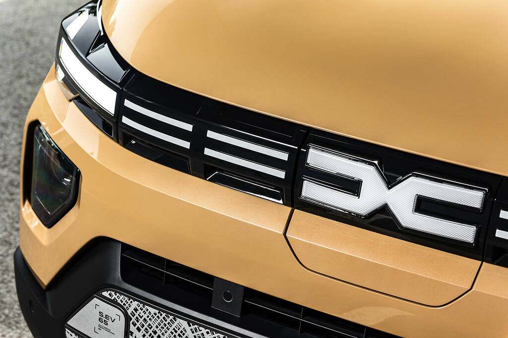 Dacia Spring 2024. En la parte delantera, las luces diurnas LED se encuentran en la parte superior, mientras que los faros halógenos se encuentran en el piso inferior.