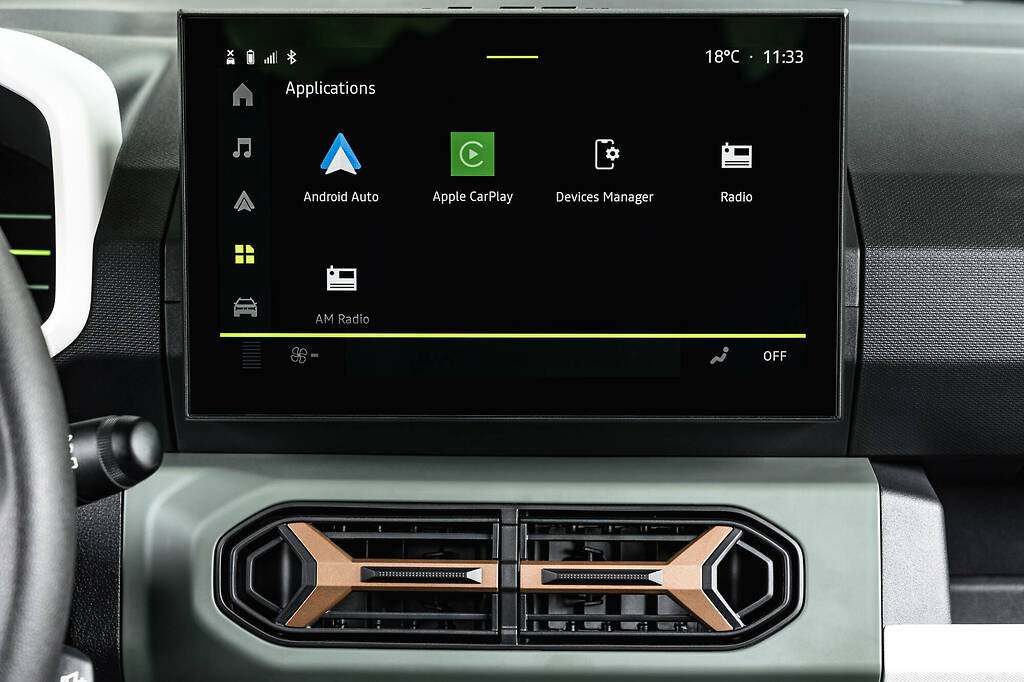 Dacia Spring 2024. La emblemática Y Dacia, situada en el centro de las salidas de los contornos de aireadores, es blanca (o cobre en el acabado Extreme). La pantalla táctil multimedia se ha colocado lo más alto posible para mejorar la ergonomía.