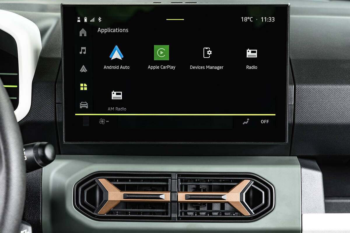 Dacia Spring 2024. La emblemática Y Dacia, situada en el centro de las salidas de los contornos de aireadores, es blanca (o cobre en el acabado Extreme). La pantalla táctil multimedia se ha colocado lo más alto posible para mejorar la ergonomía.