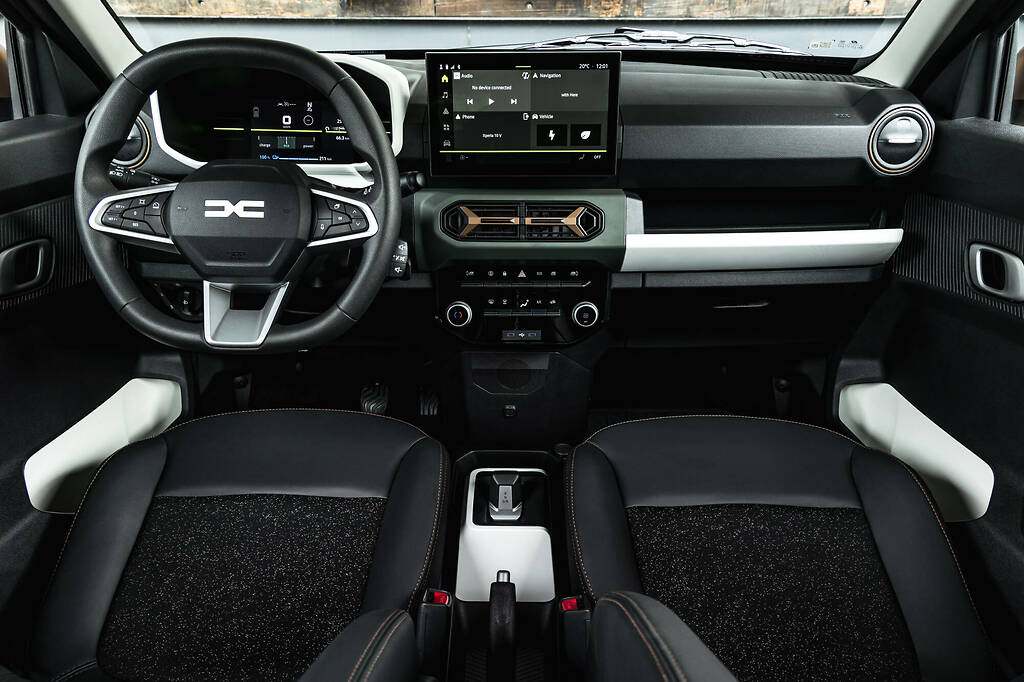 Dacia Spring 2024. Interior de mayor calidad para el Spring, mucho más moderno, que rejuvenece considerablemente al modelo.