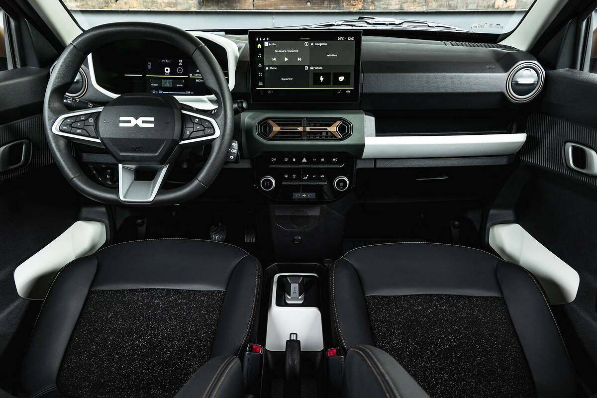 Dacia Spring 2024. Interior de mayor calidad para el Spring, mucho más moderno, que rejuvenece considerablemente al modelo.