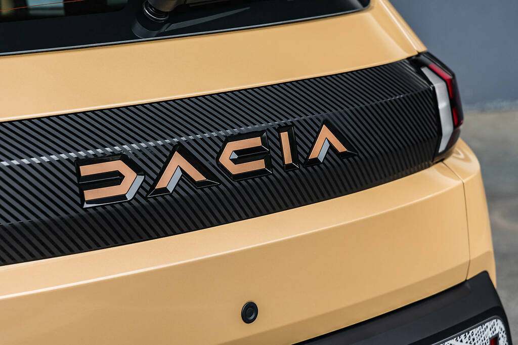 Dacia Spring 2024. La franja trasera que conecta las luces muestra con orgullo la nueva firma de la marca.