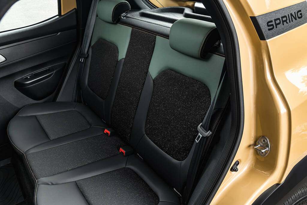 Dacia Spring 2024. Como urbano que es, por su tamaño en las plazas traseras, aunque para tres ocupantes, viajarán dos adultos cómodos.