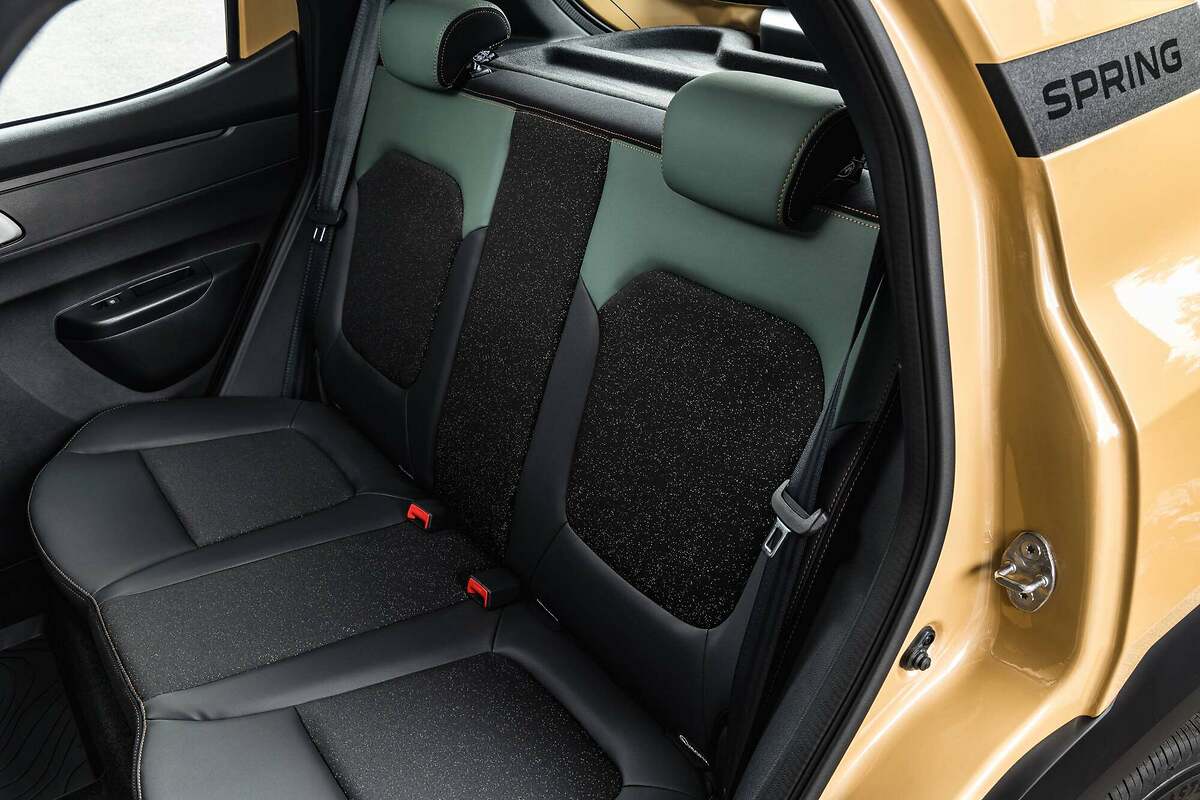Dacia Spring 2024. Como urbano que es, por su tamaño en las plazas traseras, aunque para tres ocupantes, viajarán dos adultos cómodos.