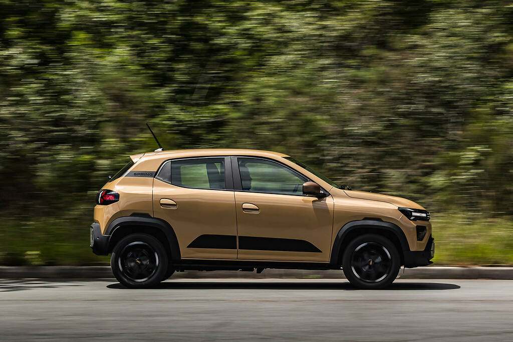 Dacia Spring 2024. Sus medidas: 3,70 metros de largo, 1,58 de ancho y 1,52 metros de alto. Protecciones laterales de los bajos de las puertas, fáciles de instalar y de sustituir. Se han eliminado las piezas decorativas cromadas. Las barras de techo se eliminan para ahorrar peso y mejorar aerodinámica, y por tanto autonomía. Siguen estando disponibles en posventa.