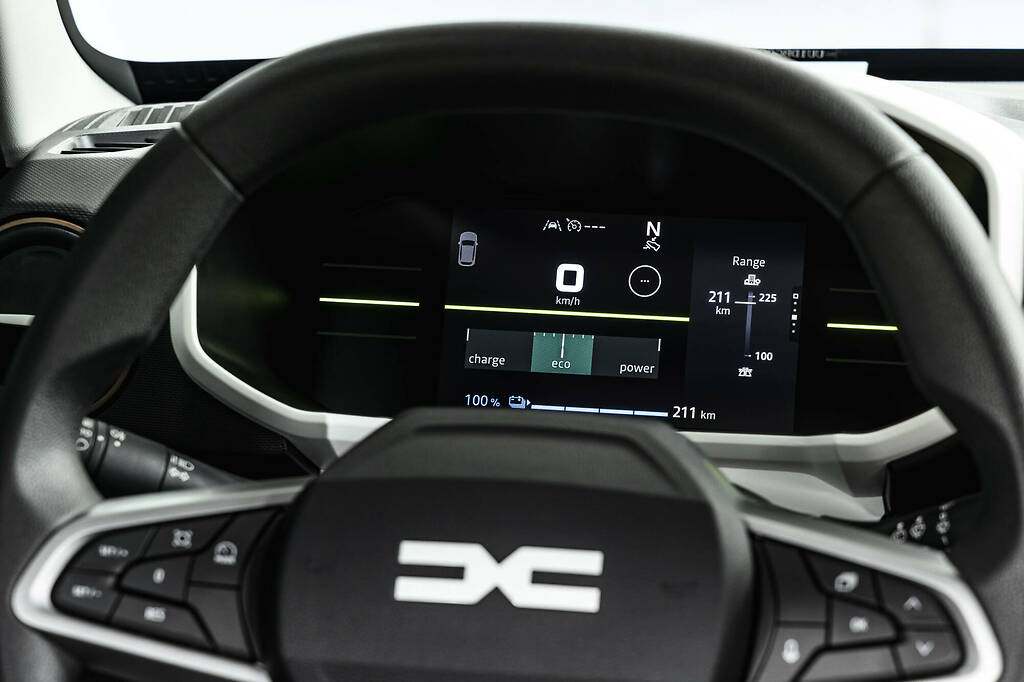 Dacia Spring 2024. Nuevo volante con buen tacto que mejora el agarre y un acceso simplificado a los mandos y nueva columna de dirección para más ergonomía con reglaje en altura.