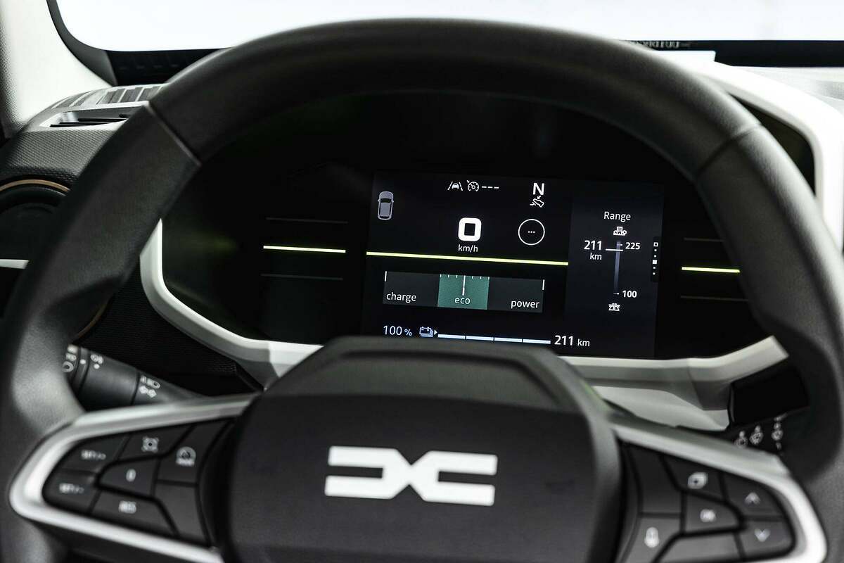 Dacia Spring 2024. Nuevo volante con buen tacto que mejora el agarre y un acceso simplificado a los mandos y nueva columna de dirección para más ergonomía con reglaje en altura.