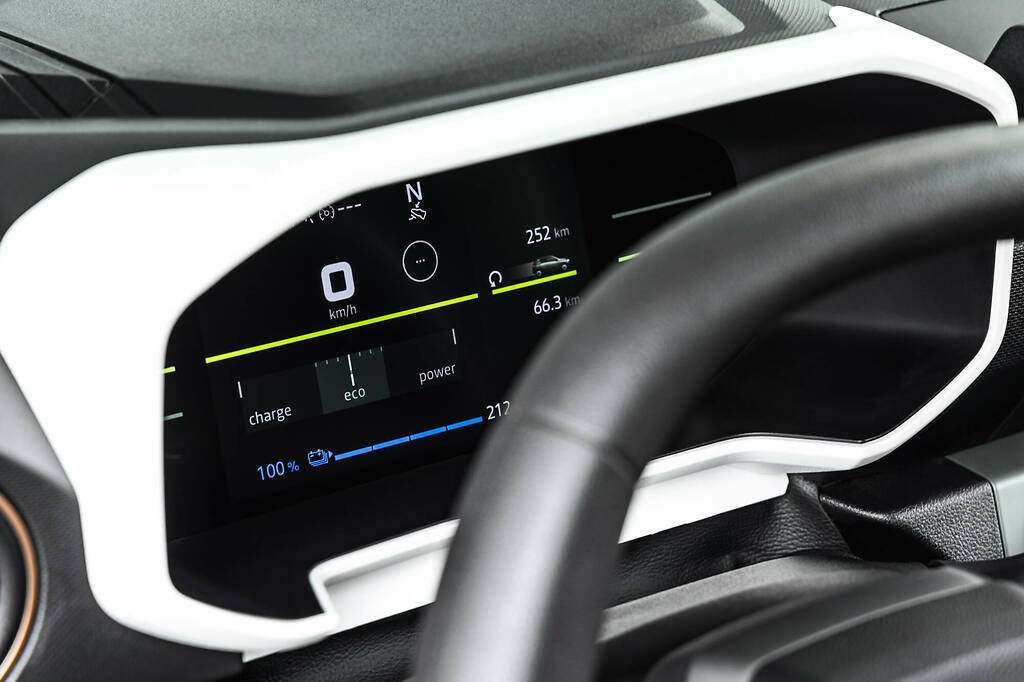 Dacia Spring 2024. Pantalla de instrumentos digital de 7 pulgadas para todos los modelos. Cuando el Spring se está cargando, el cuadro muestra el nivel de la batería y el tiempo restante para alcanzar una carga completa.