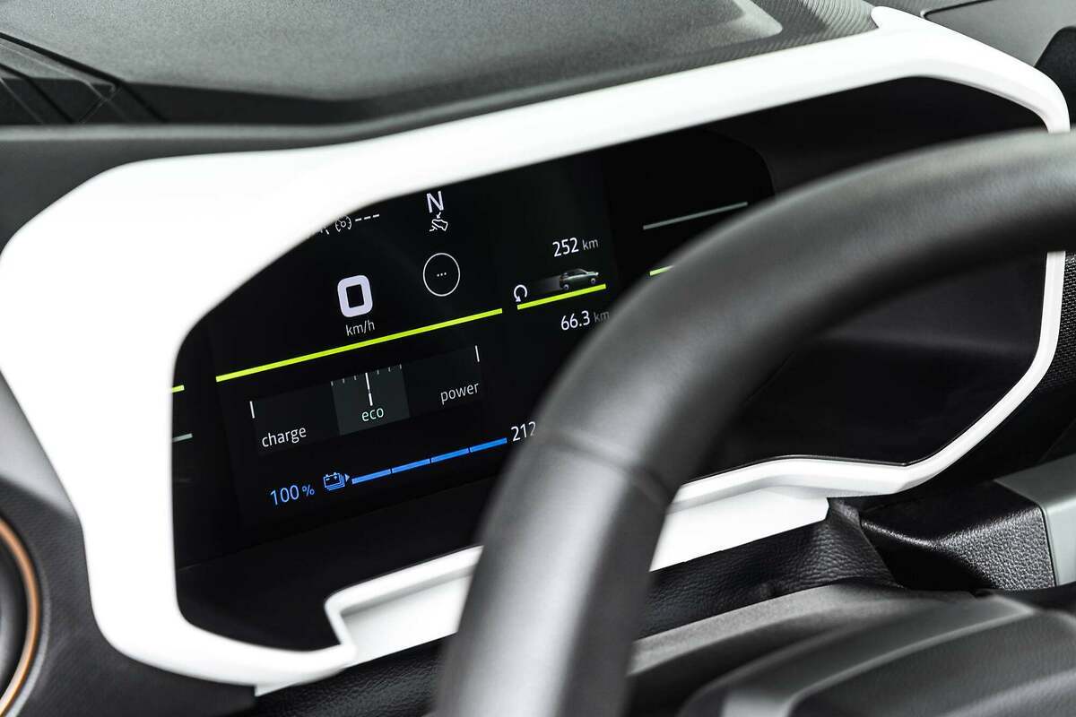 Dacia Spring 2024. Pantalla de instrumentos digital de 7 pulgadas para todos los modelos. Cuando el Spring se está cargando, el cuadro muestra el nivel de la batería y el tiempo restante para alcanzar una carga completa.