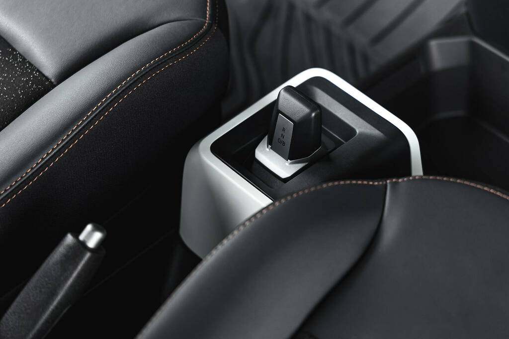 Dacia Spring 2024. Nuevos elementos blancos tintados ubicados alrededor del cuadro de instrumentos, la palanca de cambios, la guantera del pasajero y de las puertas. El Spring 2024 incluye ahora un nuevo modo B (Brake) para aumentar la recuperación de energía al soltar el acelerador.
