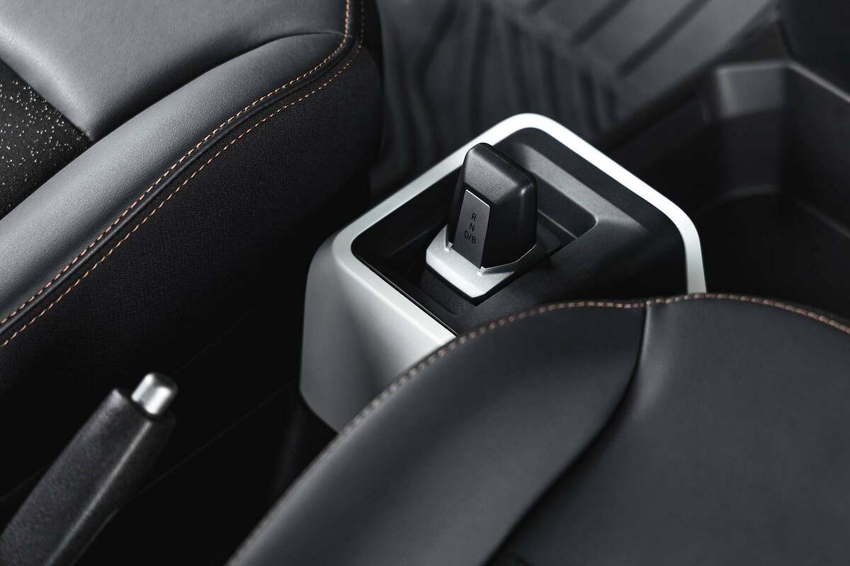 Dacia Spring 2024. Nuevos elementos blancos tintados ubicados alrededor del cuadro de instrumentos, la palanca de cambios, la guantera del pasajero y de las puertas. El Spring 2024 incluye ahora un nuevo modo B (Brake) para aumentar la recuperación de energía al soltar el acelerador.
