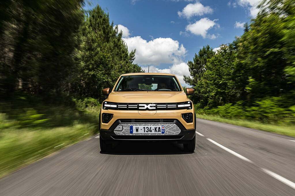 Dacia Spring 2024. Cuenta en opción con un maletero frontal (35 litros) si se pide una bandeja de plástico para aprovechar el espacio vacío que hay debajo del capó, donde guardar por ejemplo el cable de recarga.