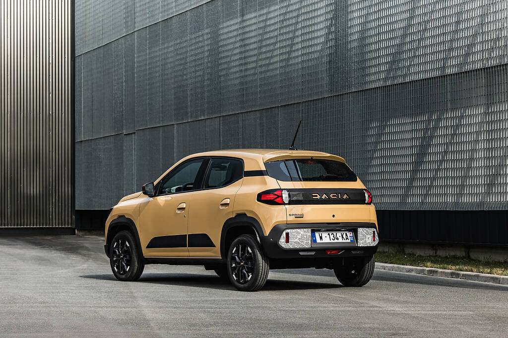 Dacia Spring 2024. El precio parte de 17.890 euros para el Spring Expression de 45 CV. El Expression de 65 cuesta 18.890 euros y el Extreme de 65 CV, 19.890 euros.