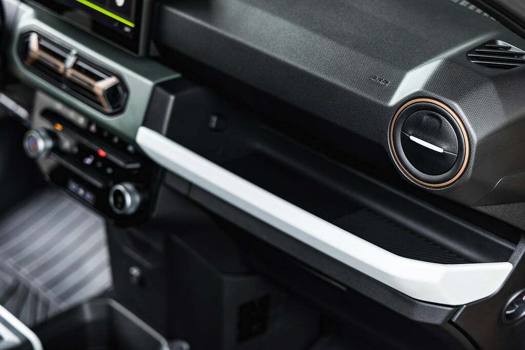 Dacia Spring 2024. Los elementos blancos decorativos también llegan a la guantera.