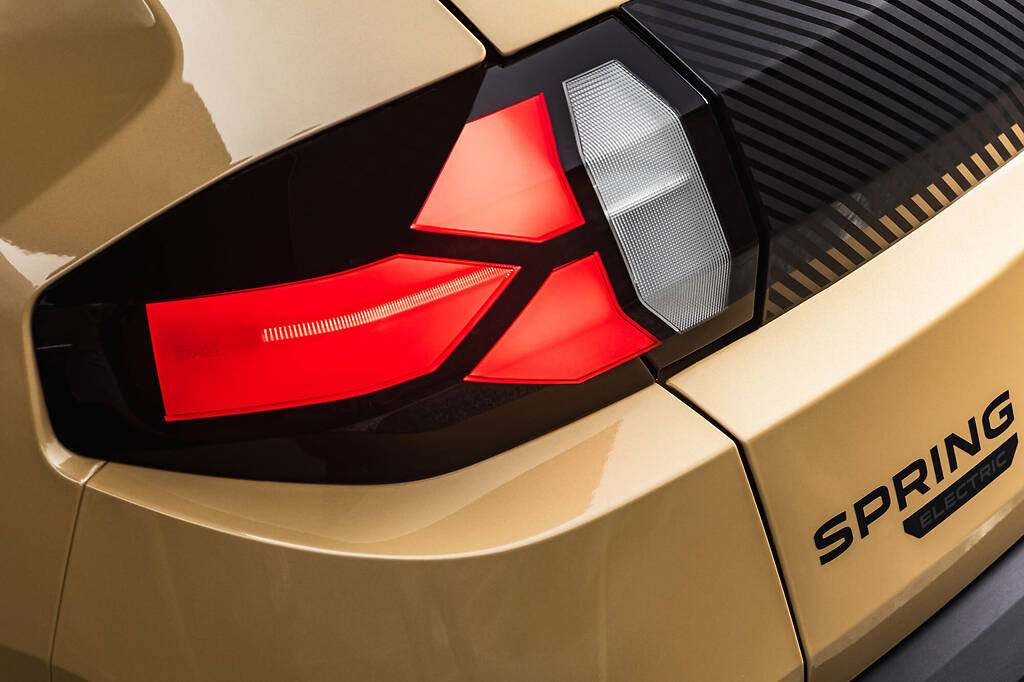 Dacia Spring 2024. Emblemática firma luminosa en forma de "Y" de la marca, que volvemos a encontrar en las luces de cruce y de posición traseras, todas ellas LED.