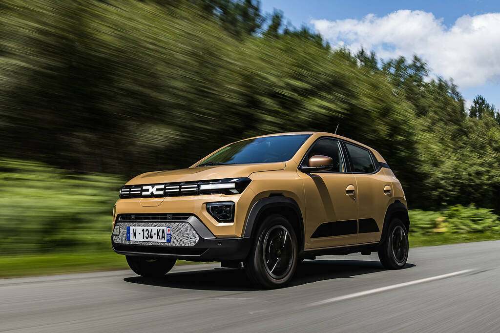 Dacia Spring 2024. Dos acabados, Expression y Extreme, y dos motorizaciones. Se ofrece con versiones de 45 (solo con el nivel de acabado Expression) y de 65 CV, batería común de 26,8 kWh de capacidad útil y autonomía de hasta 225 kilómetros (cifra oficial).