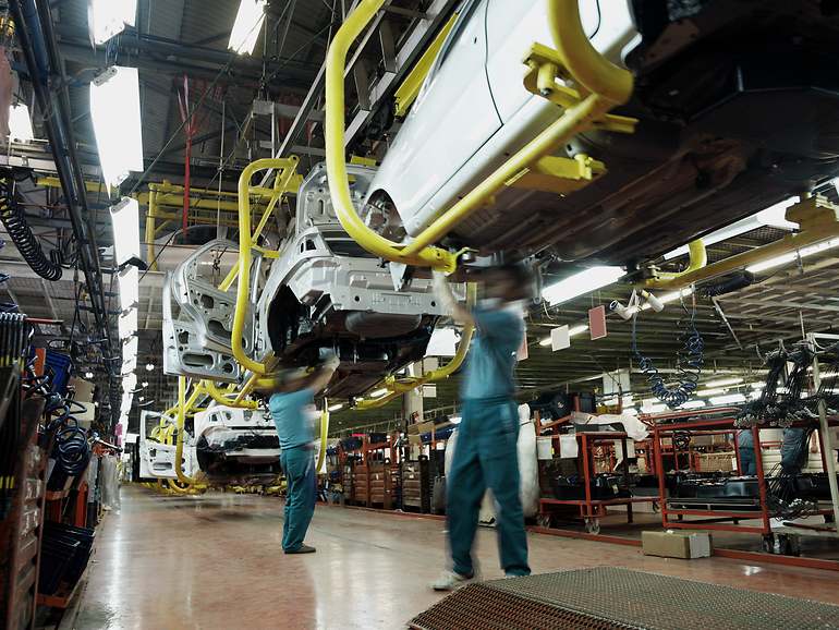 Trabajadores en una fábrica de coches