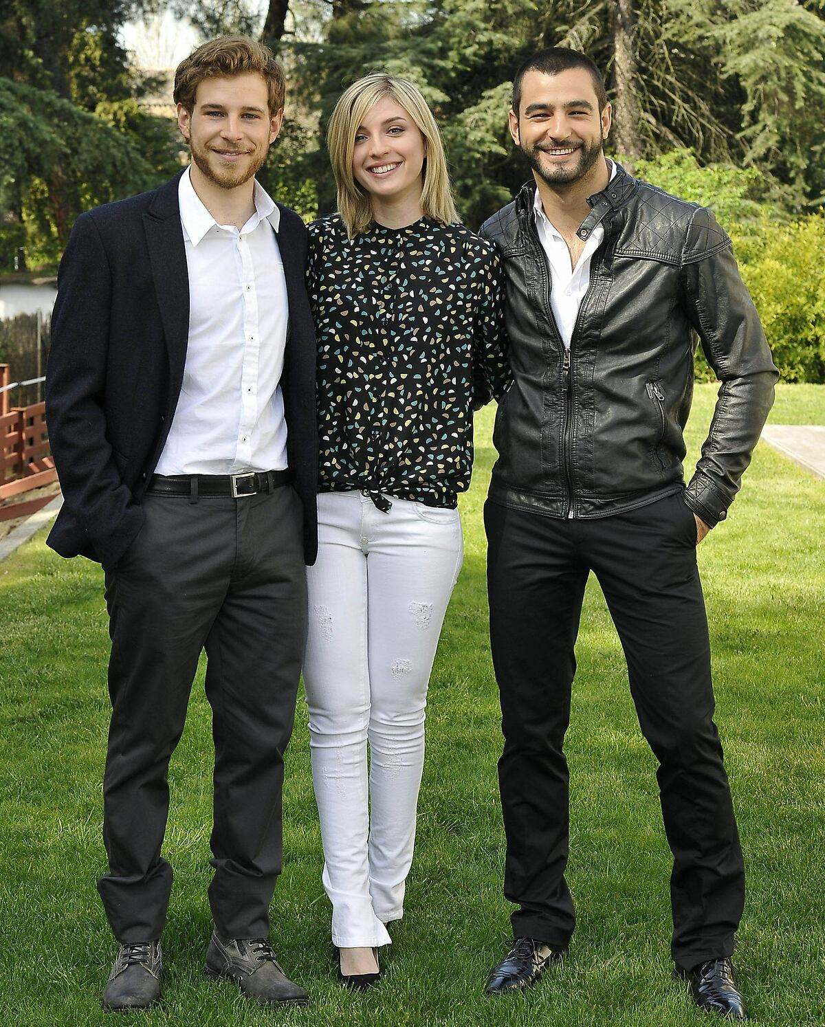 Álvaro Cervantes, María Valverde y Antonio Velázquez, los protagonistas de la miniserie <i>Hermanos</i>