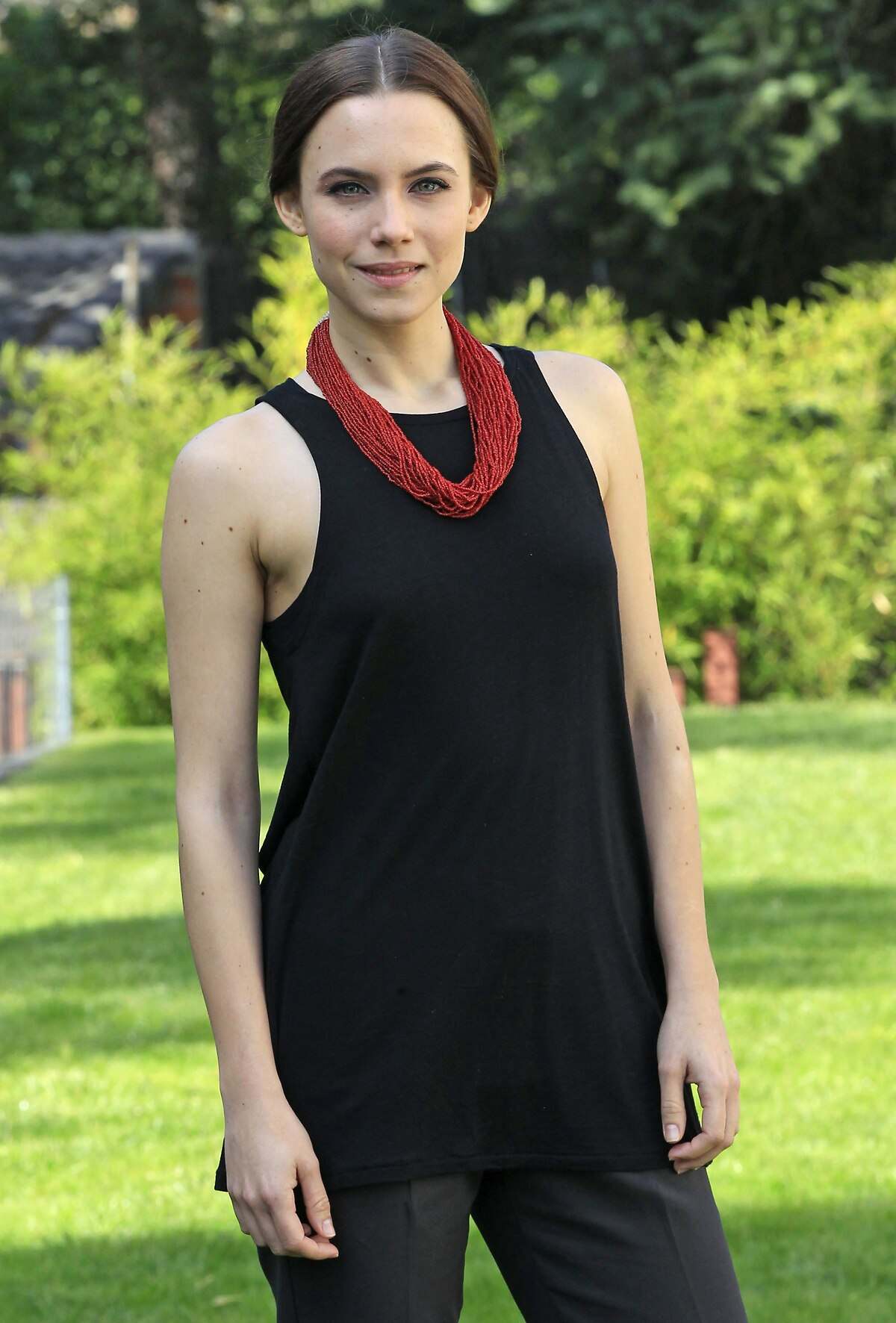 La actriz Aura Garrido es una de las protagonistas de <i>Hermanos</i>