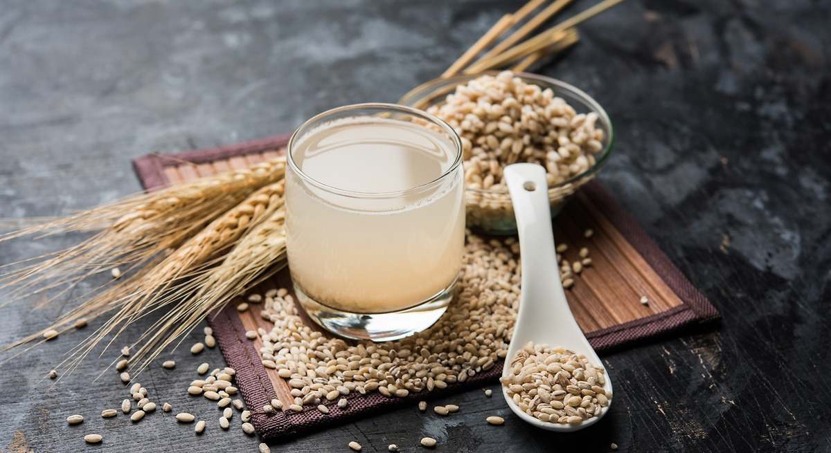 Cómo preparar agua de cebada: la bebida rica en nutrientes que reduce la inflamación muscular y mejora las digestiones
