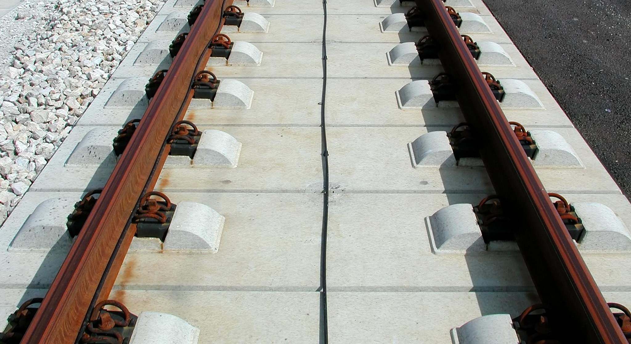 Entre ambas vías, el cable coaxial que transmite la señal; en el raíl izquierdo, el cable que fue robado por los autores / Foto: Jailbird - Wikipedia