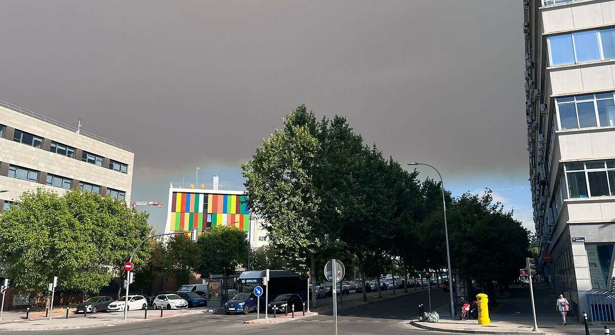El humo del incendio de Méntrida amenaza el centro de Madrid:  Está cayendo ceniza del cielo 