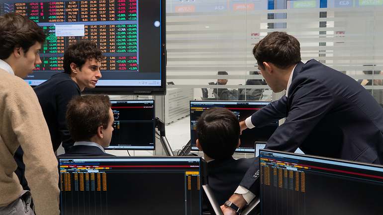 Alumnos en sala Bloomberg