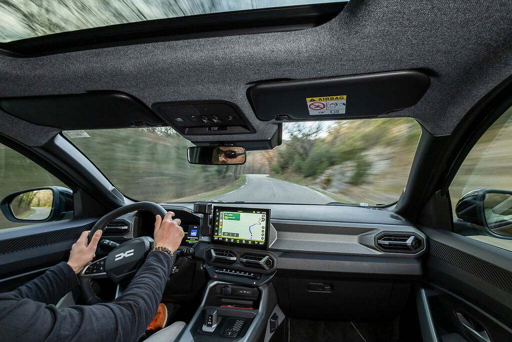 Dacia Bigster. Buen rutero y muy cómodo al volante. El techo solar panorámico con apertura eléctrica es de serie en Extreme.