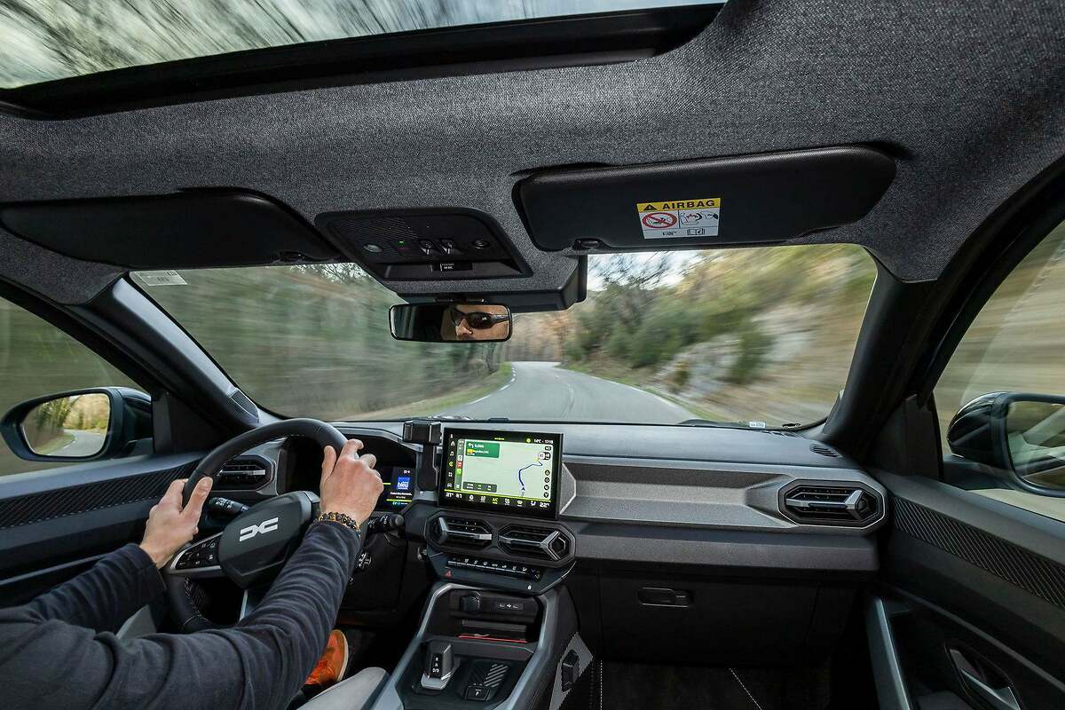 Dacia Bigster. Buen rutero y muy cómodo al volante. El techo solar panorámico con apertura eléctrica es de serie en Extreme.