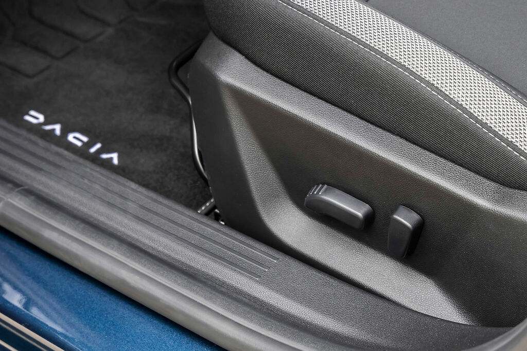 Dacia Bigster. Asiento del conductor con ajustes eléctricos para el acabado Journey.