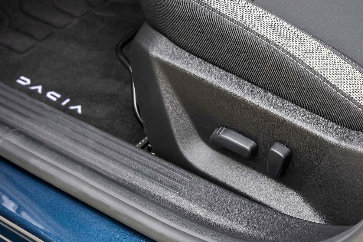 Dacia Bigster. Asiento del conductor con ajustes eléctricos para el acabado Journey.