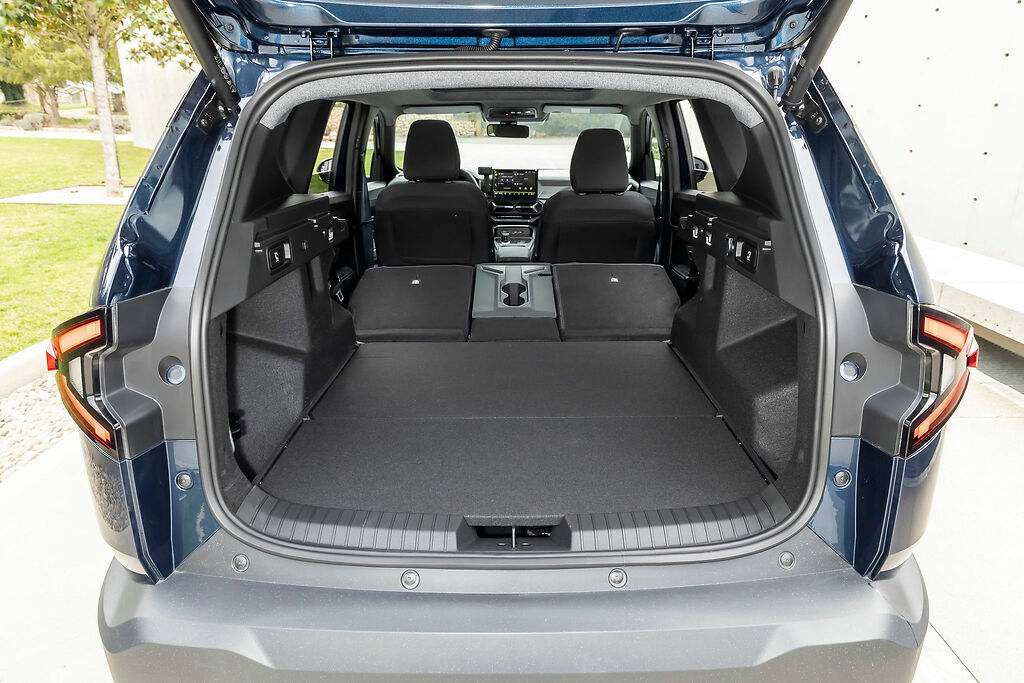 Dacia Bigster. El maletero cubica 667 litros, dato en el que está incluido el hueco que hay bajo el piso (éste se puede colocar a dos alturas).