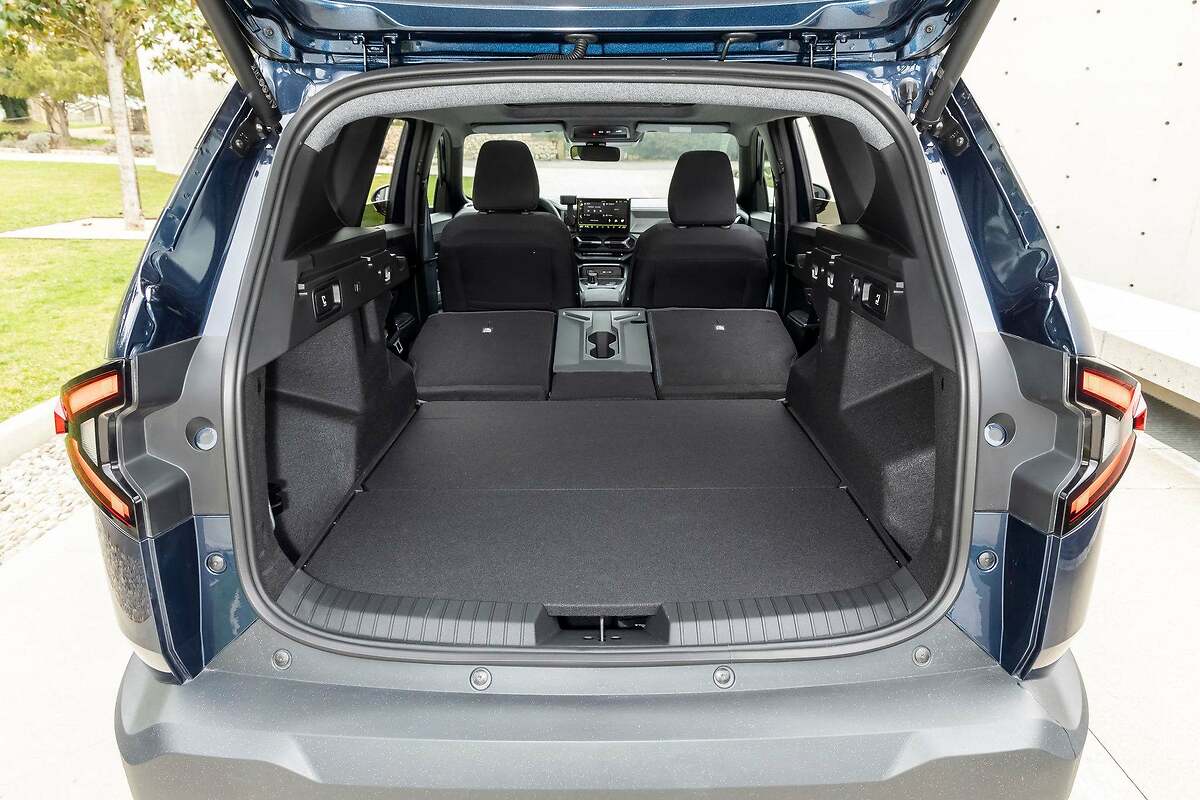 Dacia Bigster. El maletero cubica 667 litros, dato en el que está incluido el hueco que hay bajo el piso (éste se puede colocar a dos alturas).