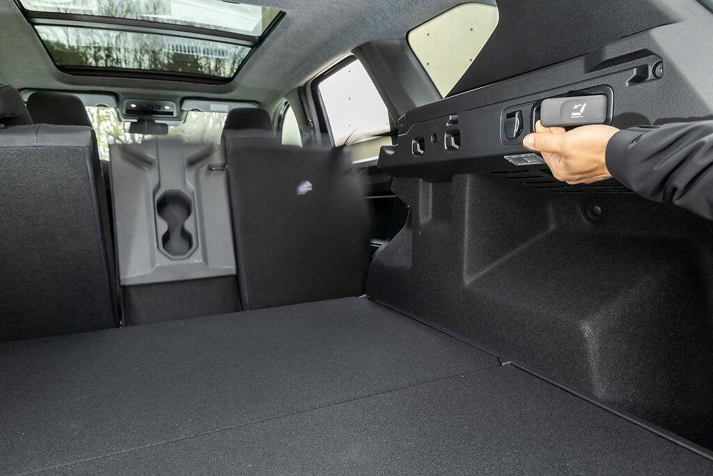 dacia Bigster. Práctica palanca en el maletero para abatir los asientos.
