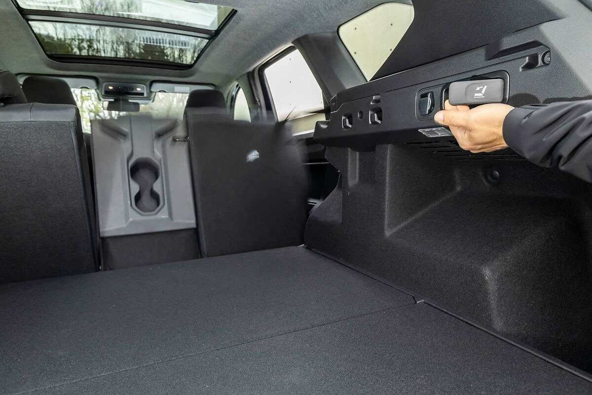 dacia Bigster. Práctica palanca en el maletero para abatir los asientos.