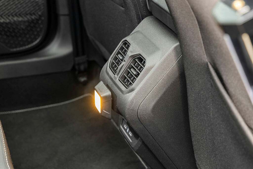 Dacia Bigster. Hasta 5 YouClip de serie en el coche para organizar y personalizar de manera eficiente el interior.