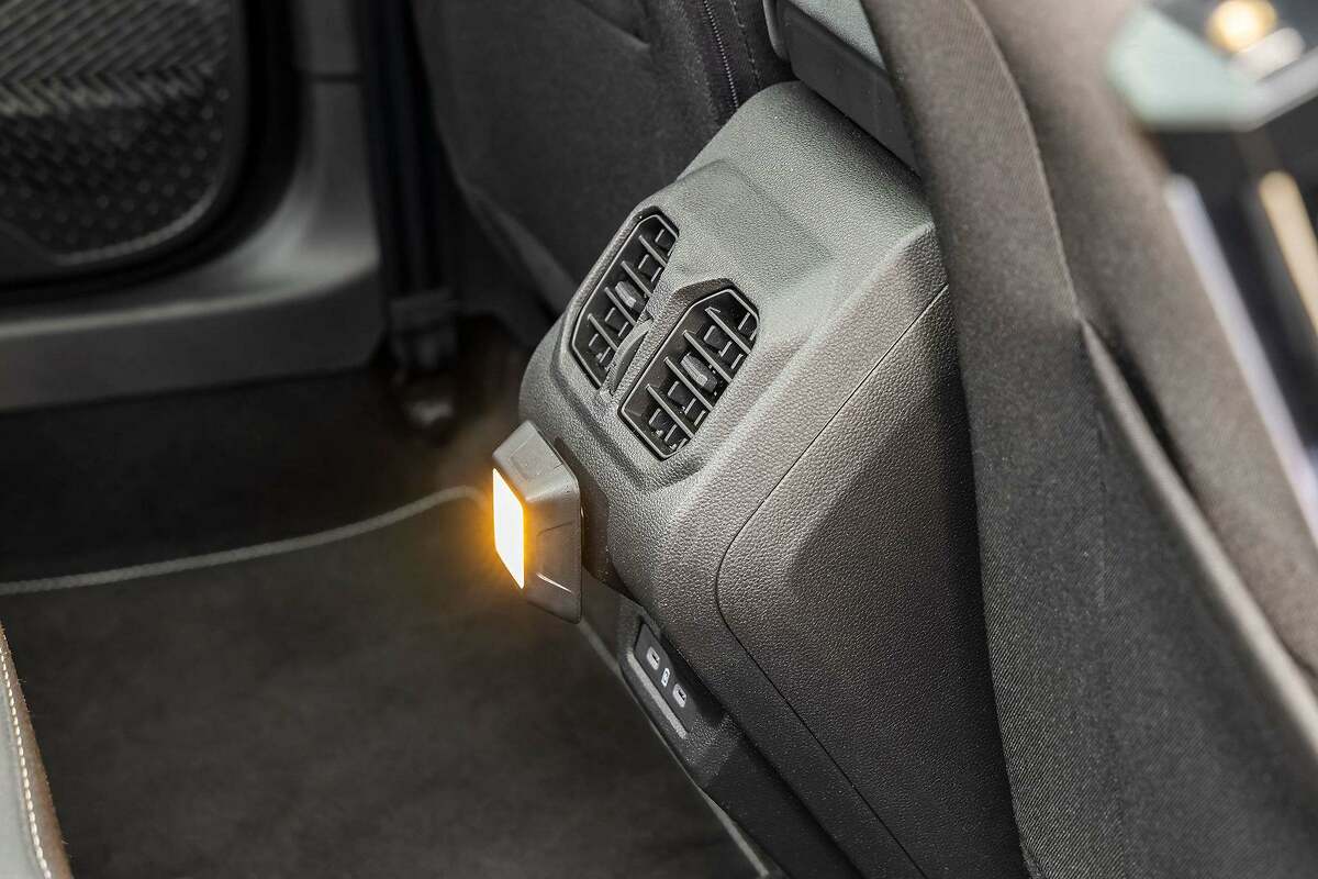 Dacia Bigster. Hasta 5 YouClip de serie en el coche para organizar y personalizar de manera eficiente el interior.