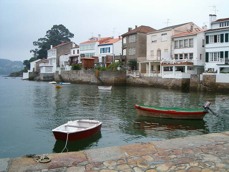 Puerto de redes con barcas de pescadores