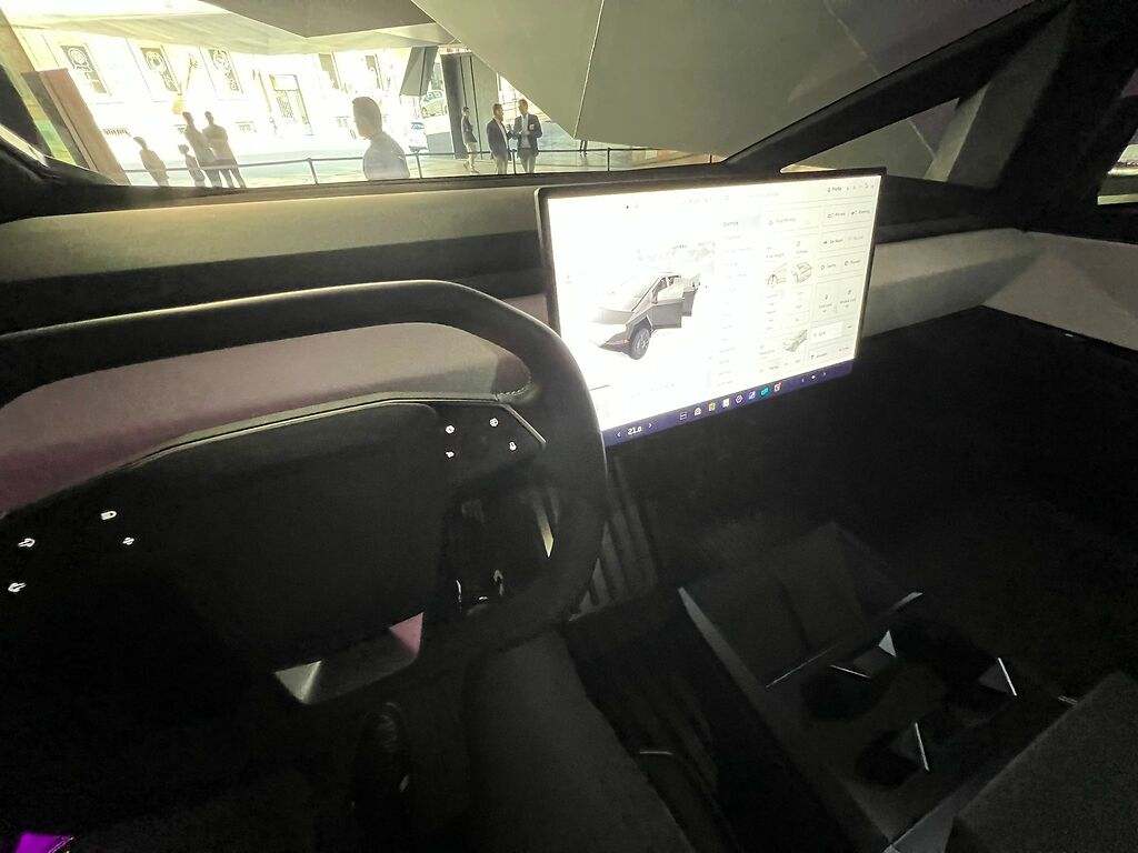Interior del Cybertruck: vista desde el asiento del conductor.