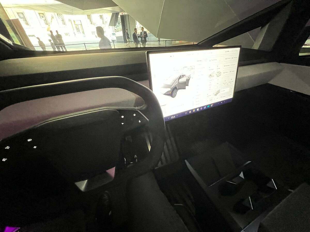 Interior del Cybertruck: vista desde el asiento del conductor.