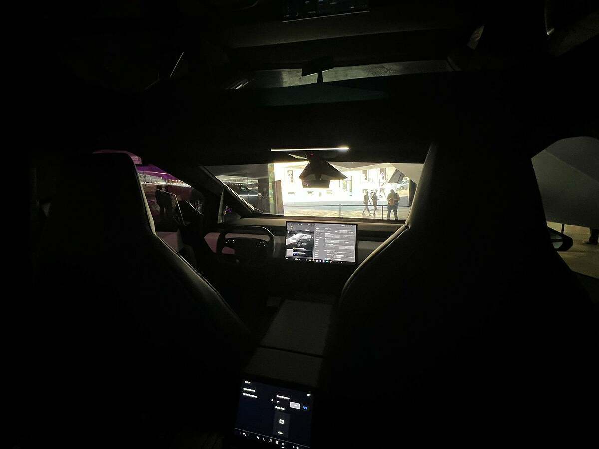 Interior del Cybertruck: vista desde el asiento de pasajeros trasero